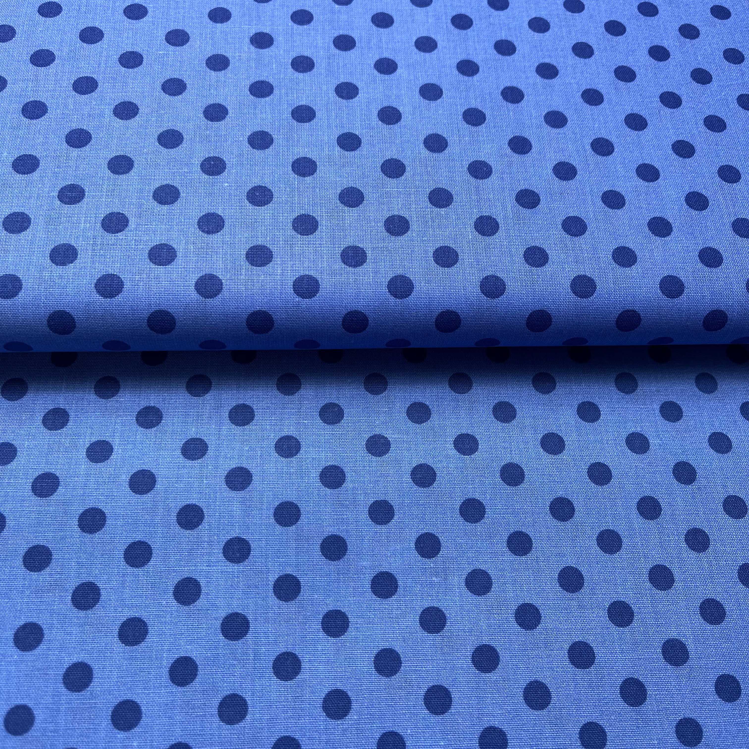 Tmavì modré puntíky na šedo-modré - zvìtšit obrázek